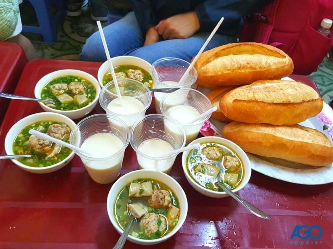 Bánh mì xíu mại và sữa đậu nành nóng hổi tại Đà Lạt