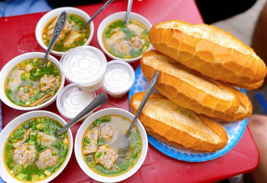 Bánh mì xíu mại, món ăn sáng ấm lòng cho một ngày thu Đà Lạt se lạnh