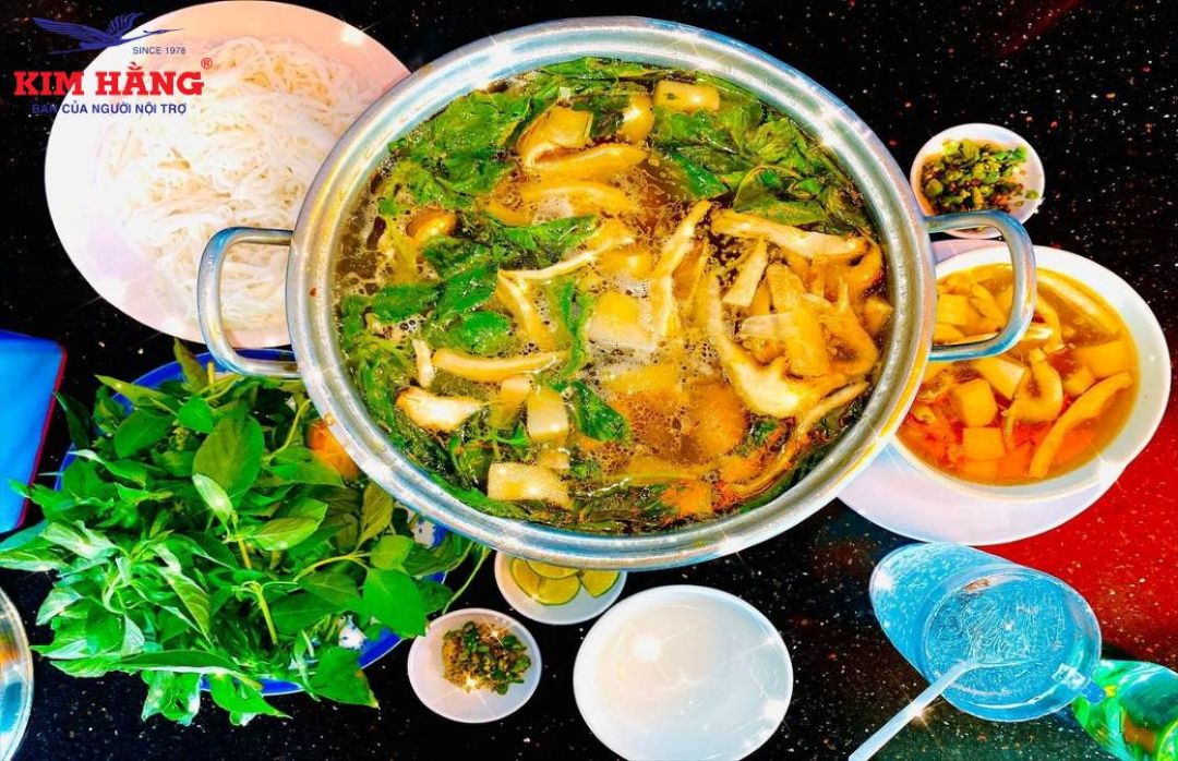 Lẩu gà lá é, món ăn đặc trưng của Đà Lạt mà du khách nên thử ít nhất 1 lần