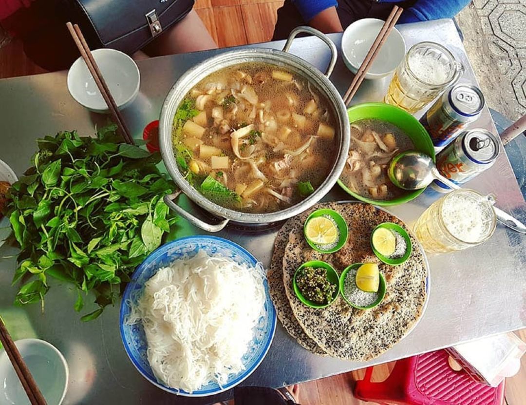 Lẩu gà lá é – Món ăn “chữa lành” cho chiếc bụng đói trong cái lạnh Đà Lạt