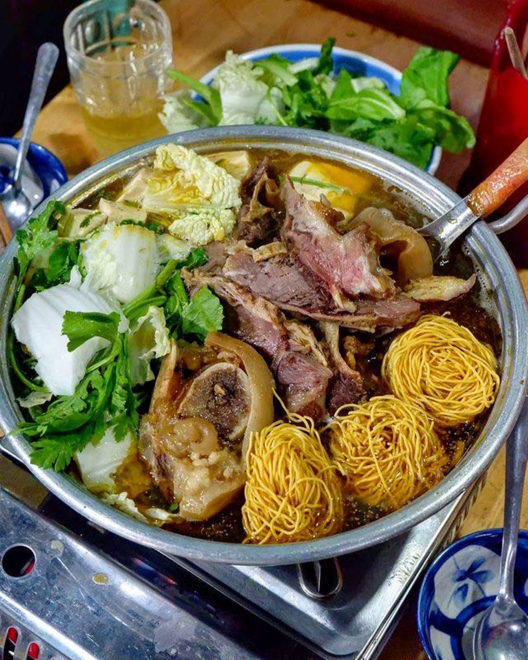 Trong những ngày Đà Lạt mưa, không gì tuyệt bằng một nồi lẩu bò nóng hổi