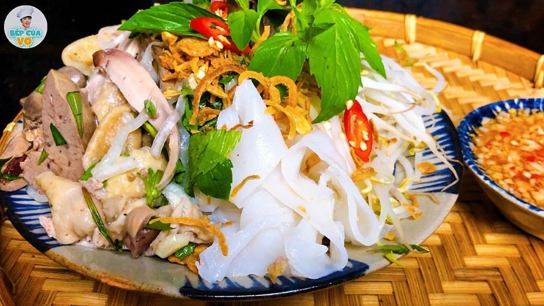 Bánh ướt lòng gà nóng hổi - ấm lòng du khách trong ngày mưa Đà Lạt