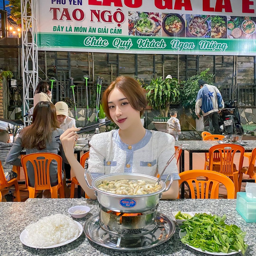 Đắm chìm trong hương vị lẩu gà lá é nóng hổi giữa không gian Đà Lạt