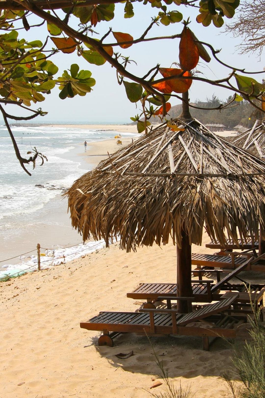 Bãi biển riêng giúp việc tắm biển tại Aroma Beach Resort Mũi Né trở nên thuận tiện hơn