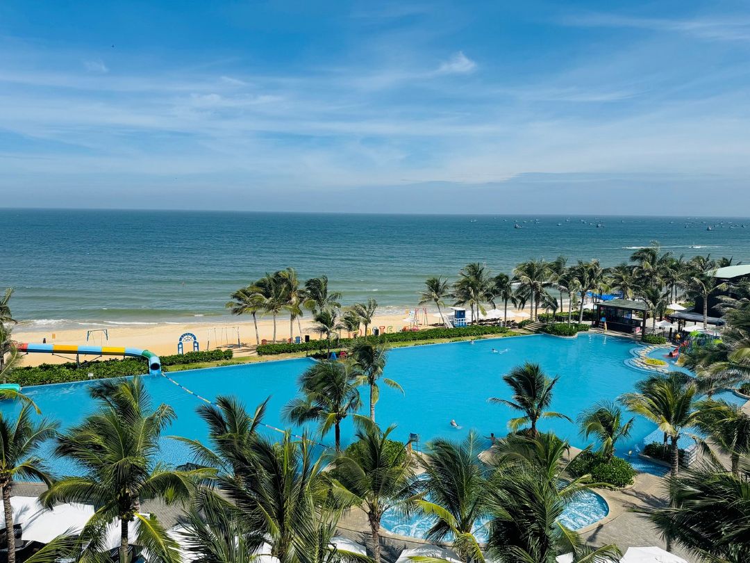 View tại Asteria Mũi Né Resort hướng biển – đồi cát, ngồi trong resort vẫn cảm được vibe Mũi Né