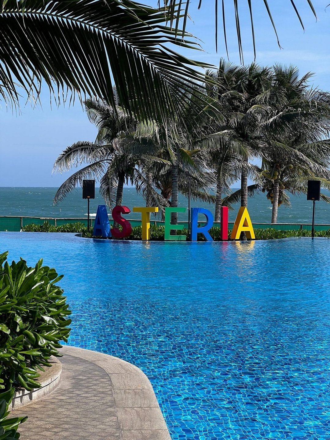 Hồ bơi Asteria Mũi Né Resort rộng, có khu chơi nước, hợp đi nhóm hoặc gia đình