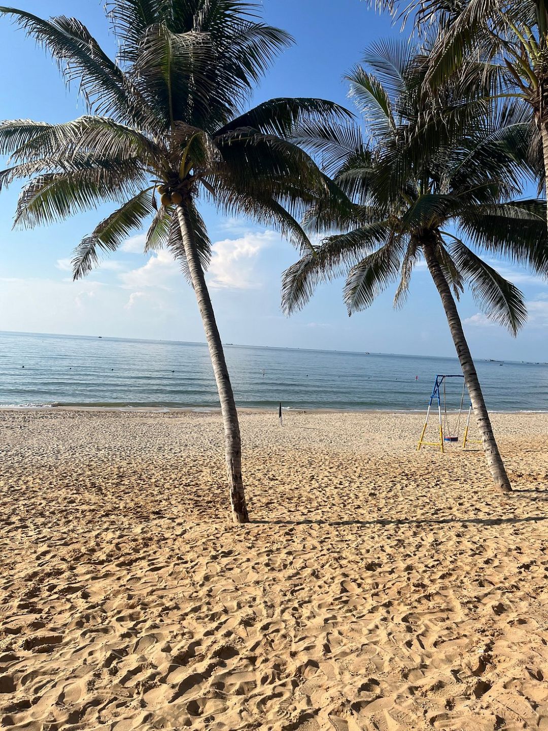 Bãi biển gần Asteria Mũi Né Resort, dễ ra vào, không quá đông