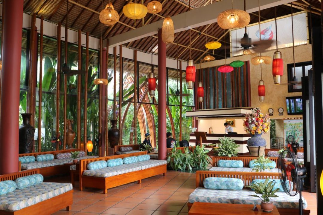 Không gian nhiều cây xanh tạo sự thoáng đãng khi nghỉ ở Bamboo Village Resort Mũi Né