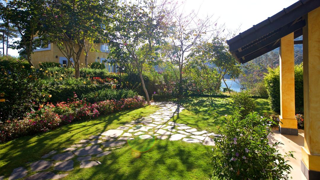 Khuôn viên Bình An Village Đà Lạt xanh mát, mang phong cách cổ điển, nhiều góc chụp ảnh