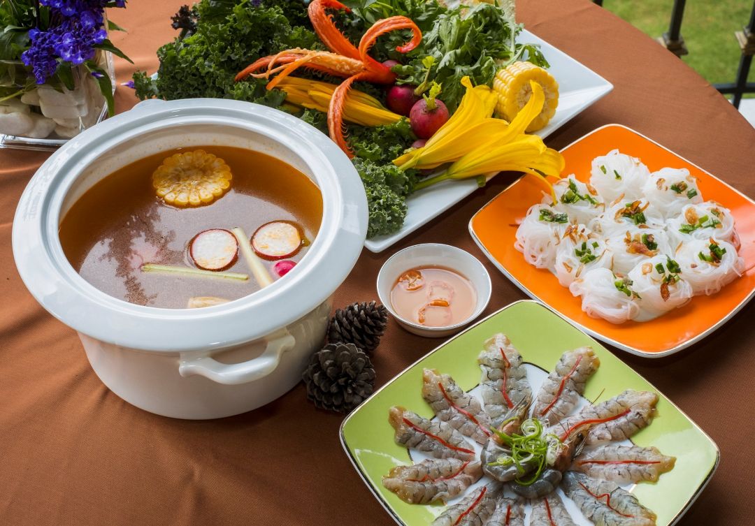 Nhà hàng tại Bình An Village Đà Lạt phục vụ món Âu – Việt, không gian ấm cúng, view nhìn ra hồ