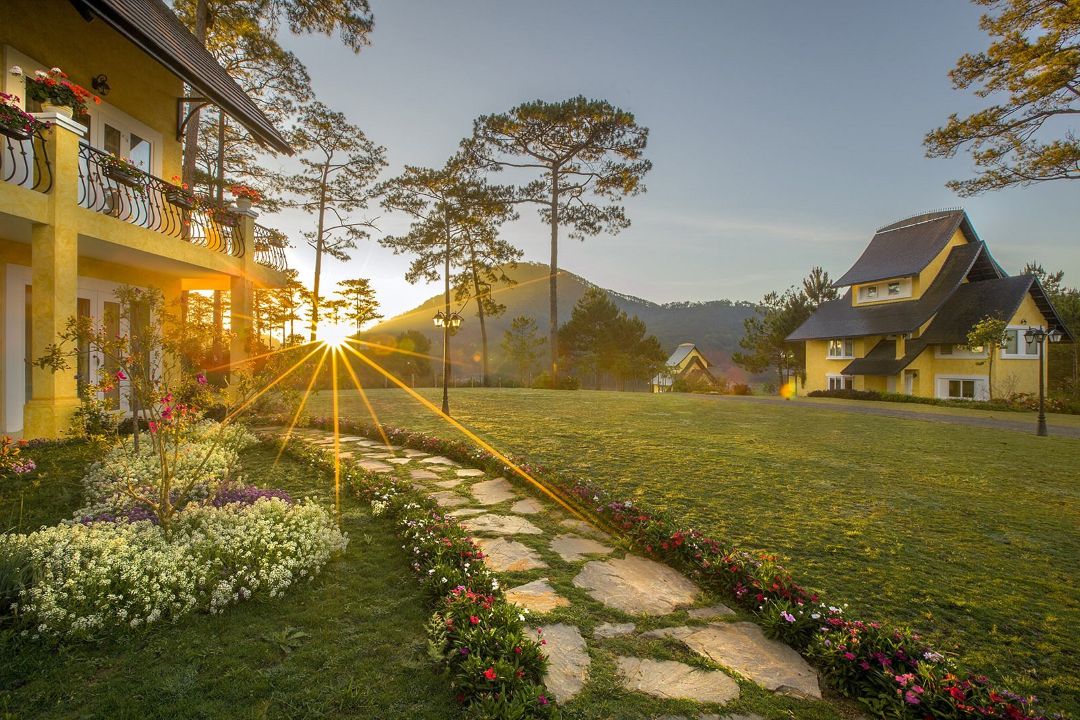 Bình An Village Đà Lạt có sân vườn rộng, phù hợp cho trẻ vui chơi ngoài trời