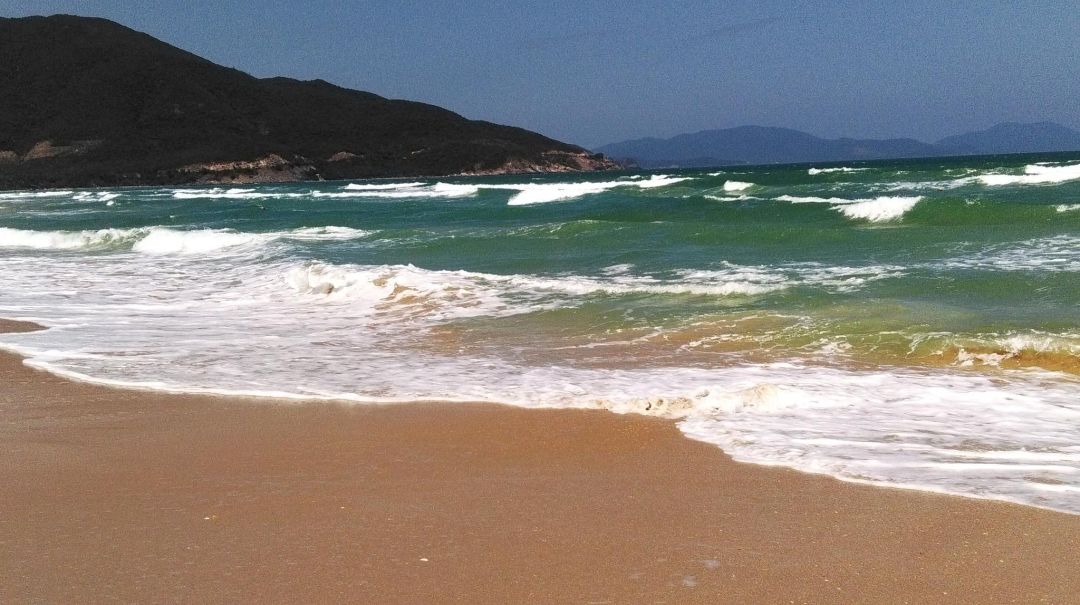 Cam Ranh Riviera Beach Resort sở hữu bãi biển riêng, tiện dạo biển và sinh hoạt ngoài trời