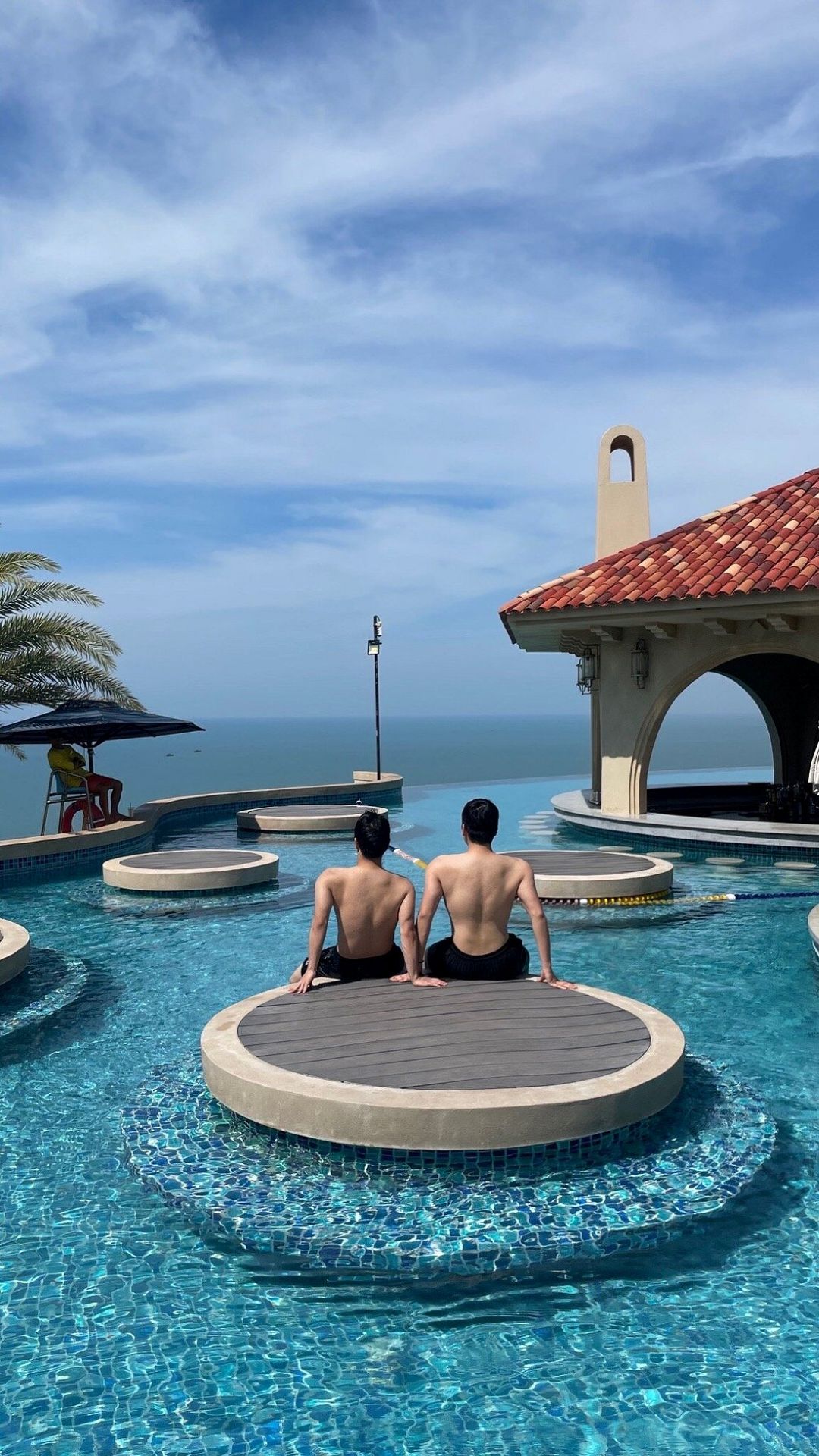 Hồ bơi vô cực và khu vực trẻ em tại Centara Mirage Resort Mũi Né mang đến không gian thư giãn