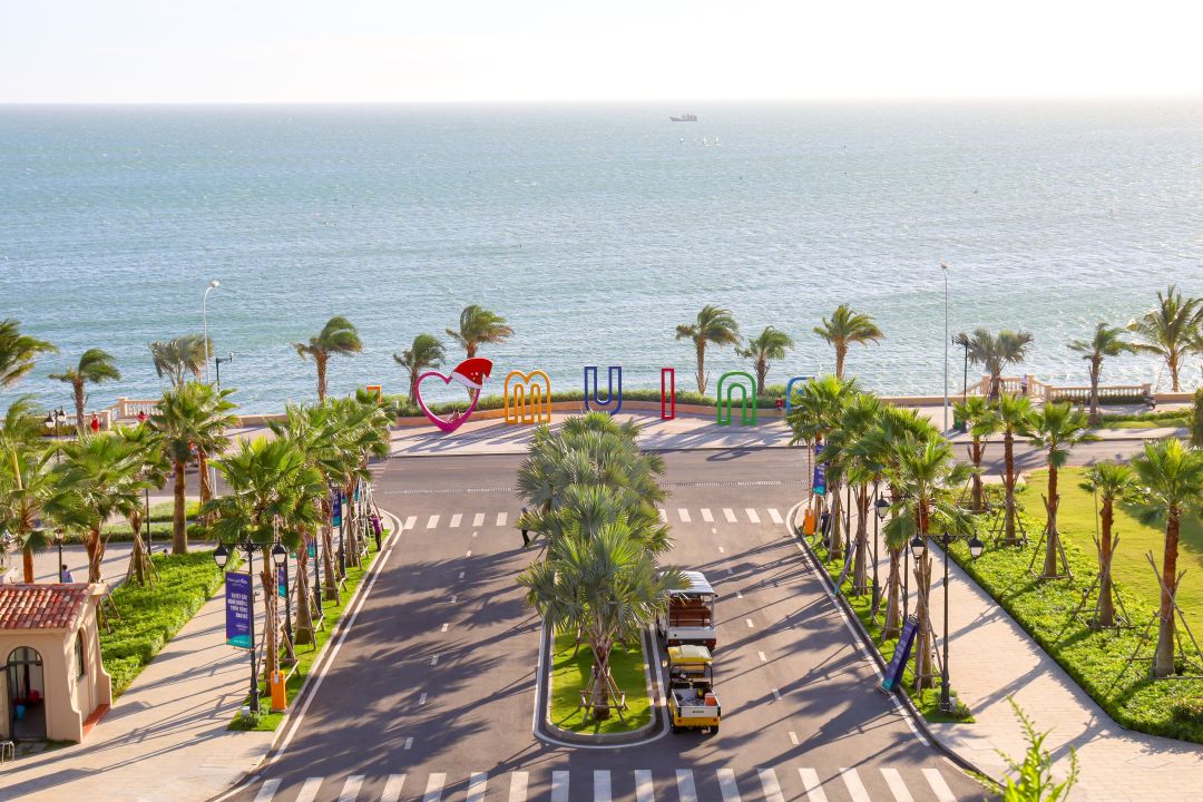 Gần bãi biển công cộng, Centara Mirage Resort Mũi Né cung cấp không gian ngắm biển đẹp