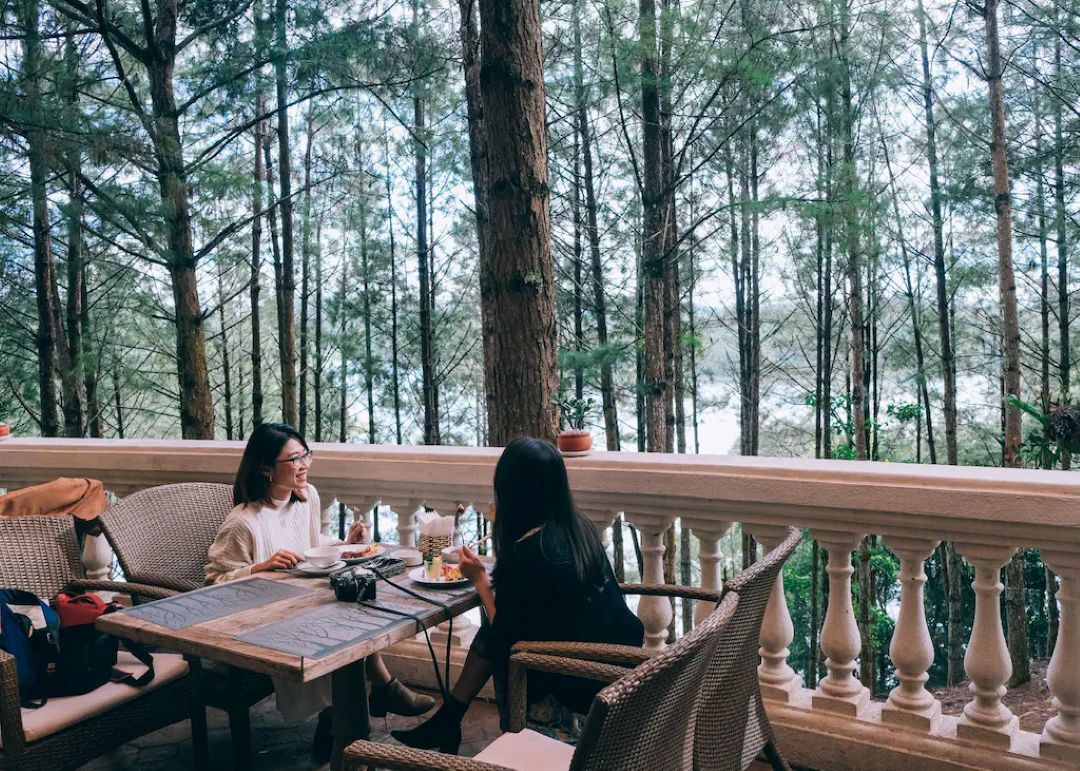 Đà Lạt Edensee Lake Resort có view hướng hồ Tuyền Lâm và rừng thông tự nhiên