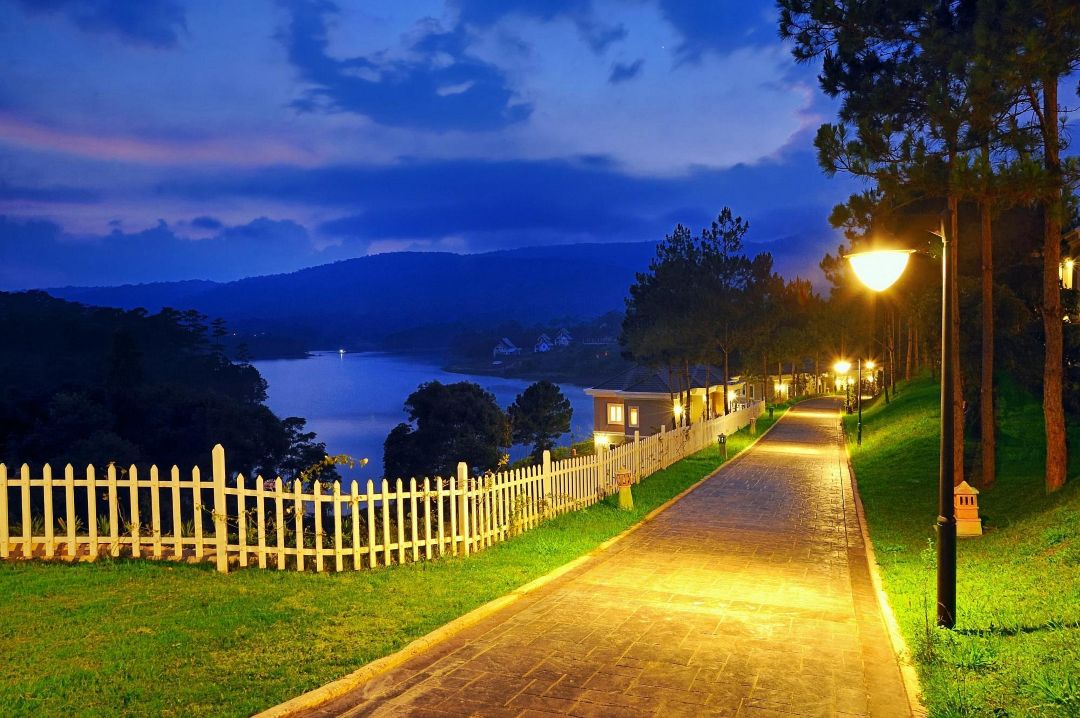 Đà Lạt Edensee Lake Resort rộng rãi, nhiều cây xanh, thoáng mát