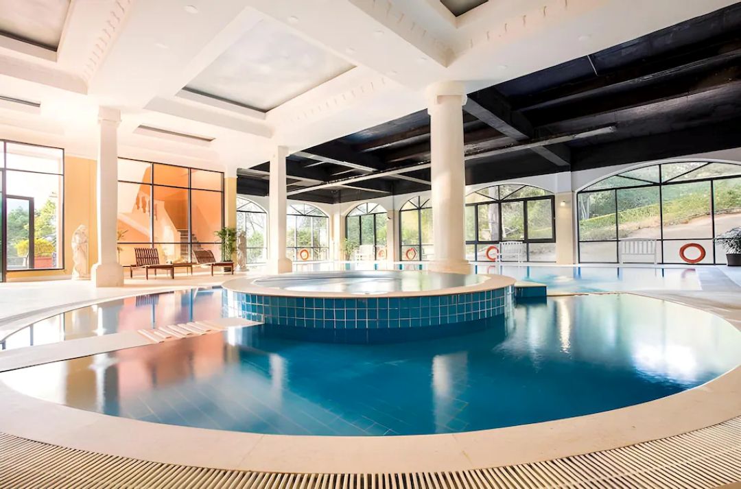 Đà Lạt Edensee Lake Resort sở hữu hồ bơi nước ấm trong nhà