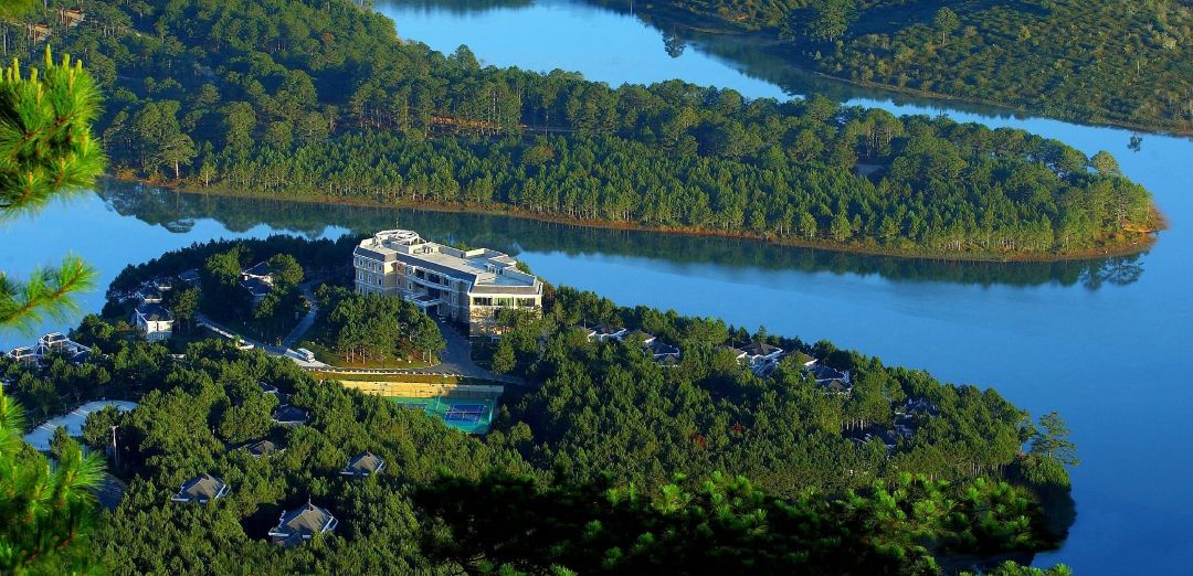 Đà Lạt Edensee Lake Resort nằm bên hồ Tuyền Lâm, cách trung tâm khoảng 15 phút