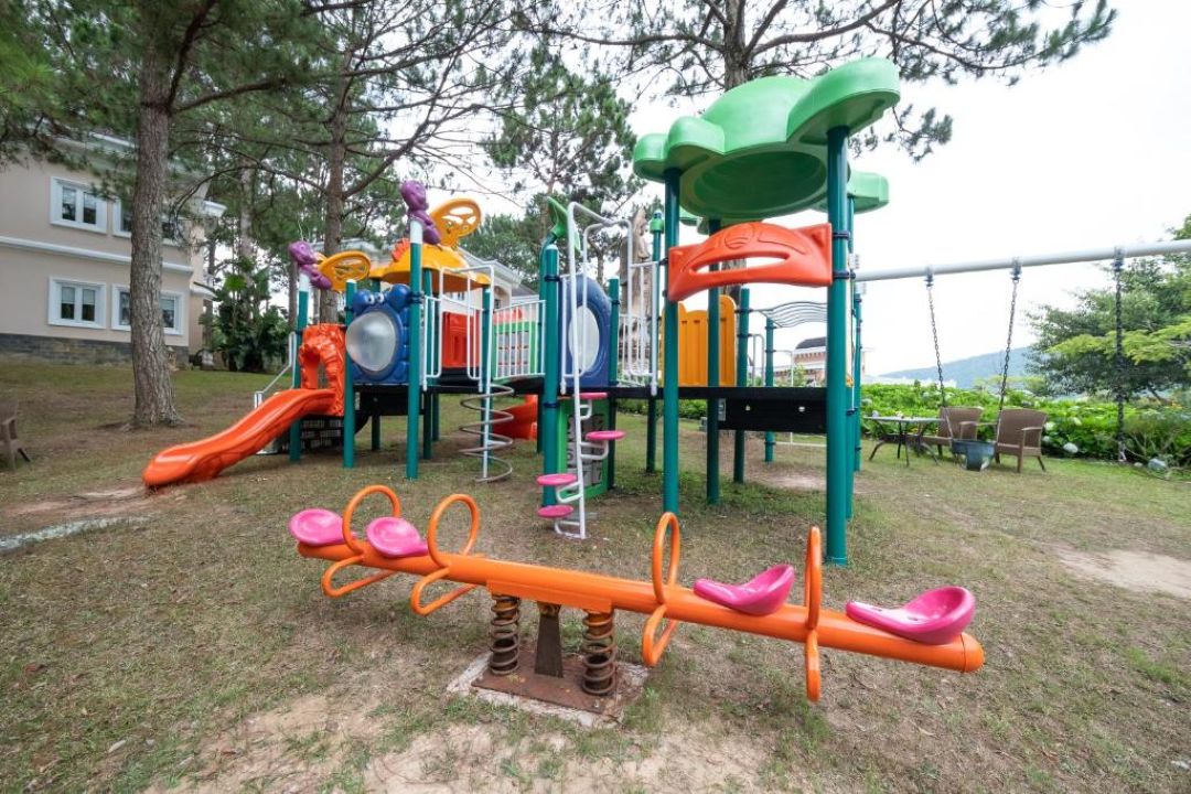 Đà Lạt Edensee Lake Resort có khu vui chơi trong nhà và ngoài trời dành cho trẻ em