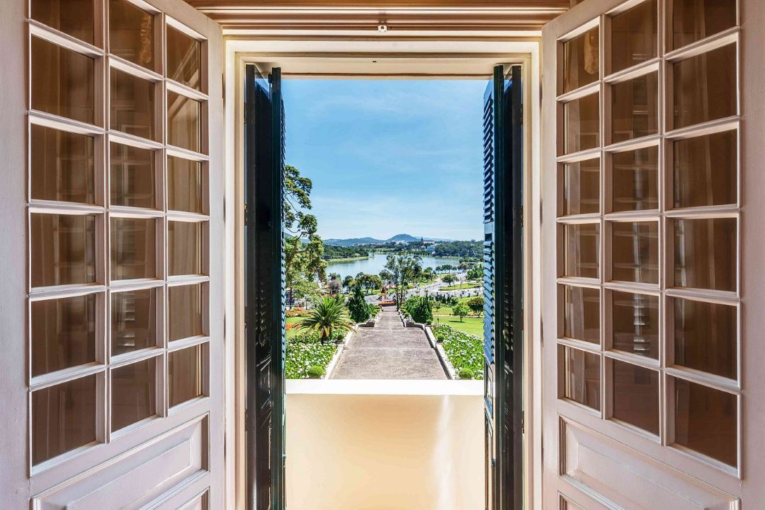 View từ Đà Lạt Palace Hotel hướng ra Hồ Xuân Hương hoặc nhà thờ