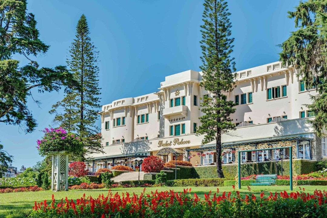 Khuôn viên Đà Lạt Palace Hotel rộng, nhiều hoa cỏ và mang phong cách kiến trúc Pháp cổ điển