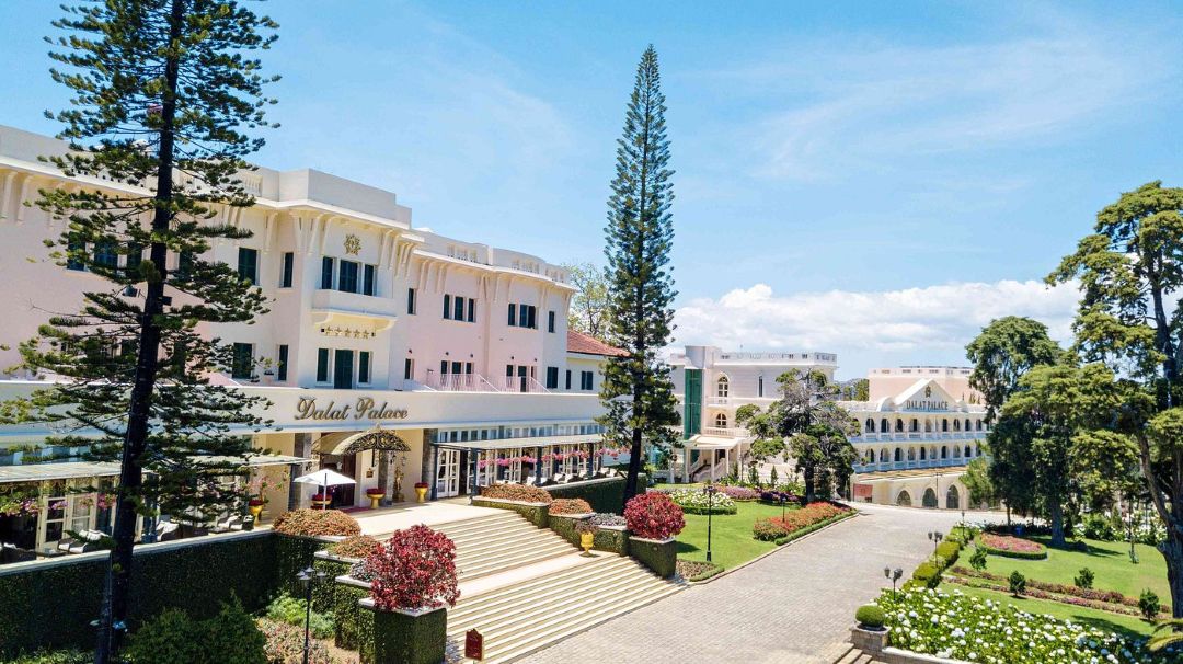 Đà Lạt Palace Hotel nằm ngay trung tâm, gần Hồ Xuân Hương, chợ và nhiều điểm tham quan