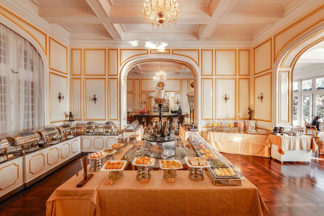 Buffet sáng và trà chiều tại Đà Lạt Palace Hotel được phục vụ tại nhà hàng trong khuôn viên