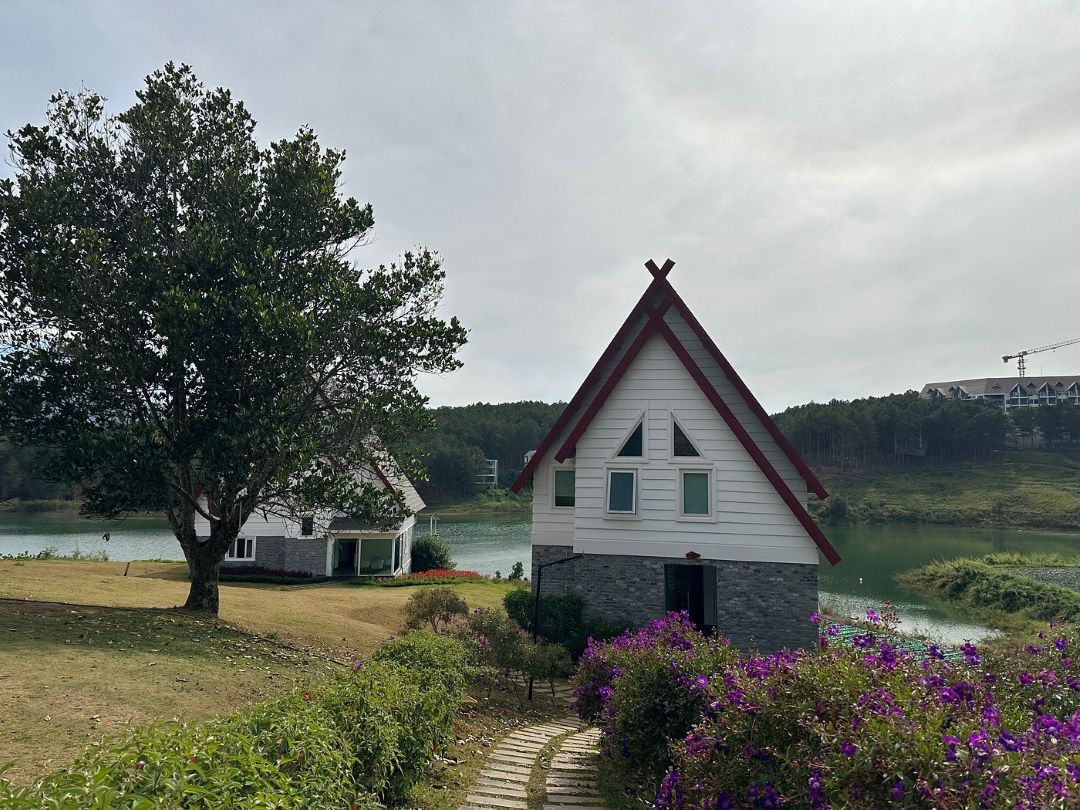Không gian Đà Lạt Wonder Resort yên tĩnh, nhiều hoa cỏ
