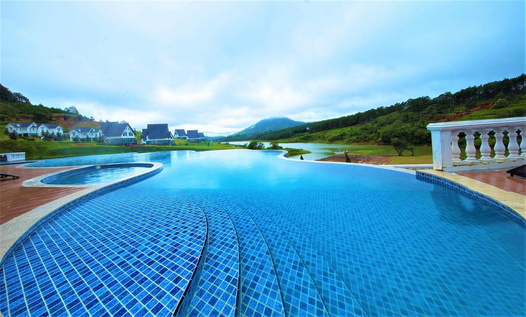 Hồ bơi Đà Lạt Wonder Resort sạch, có Jacuzzi nhỏ