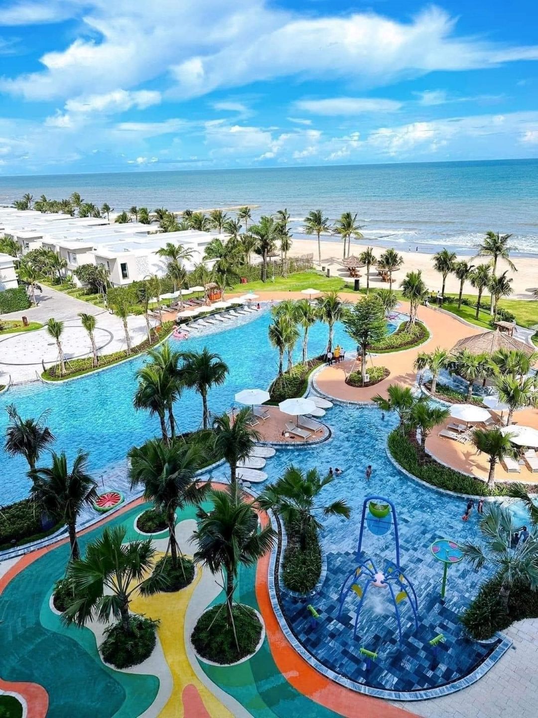 Hồ bơi rộng rãi trong khuôn viên Dhawa Hồ Tràm Resort