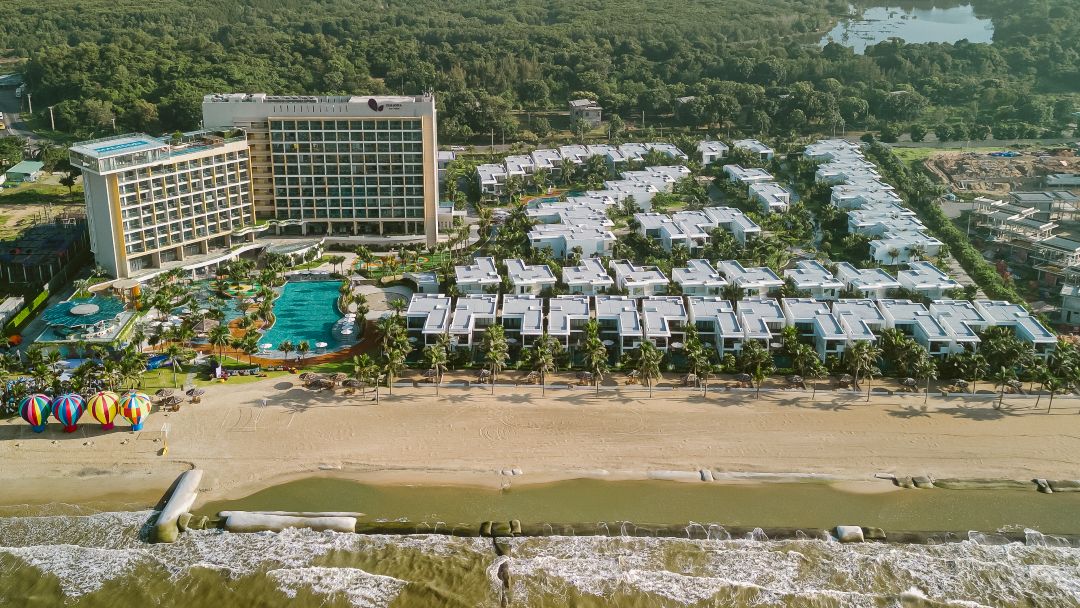 Dhawa Hồ Tràm Resort sở hữu vị trí gần biển