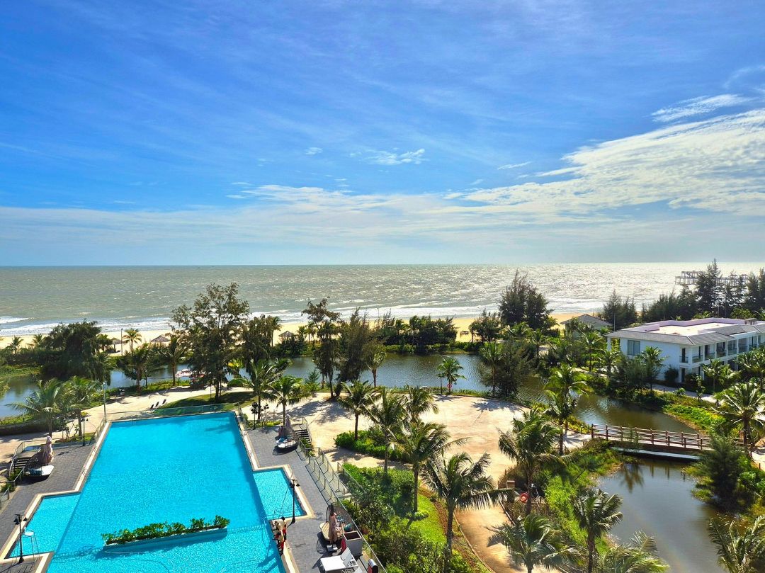 View tại Emerald Hồ Tràm hướng ra biển và khuôn viên xanh, tạo cảm giác thư giãn