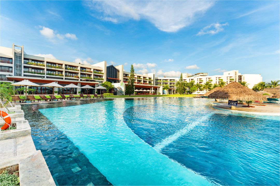 Emerald Hồ Tràm có hồ bơi ngoài trời rộng, phù hợp cho cả người lớn và trẻ em
