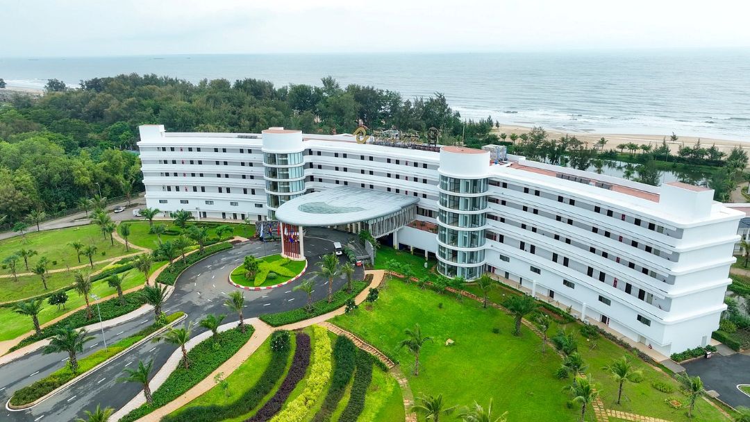 Emerald Hồ Tràm nằm tại khu Hồ Tràm, cách trung tâm TP.HCM khoảng 2–2,5 giờ đi xe