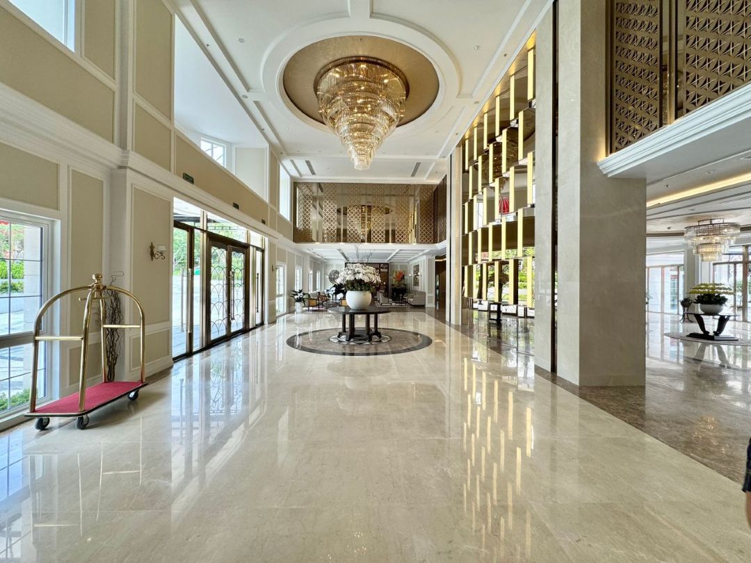 Không gian Golden Imperial Đà Lạt hiện đại, sáng sủa, hợp nghỉ dưỡng ngắn ngày
