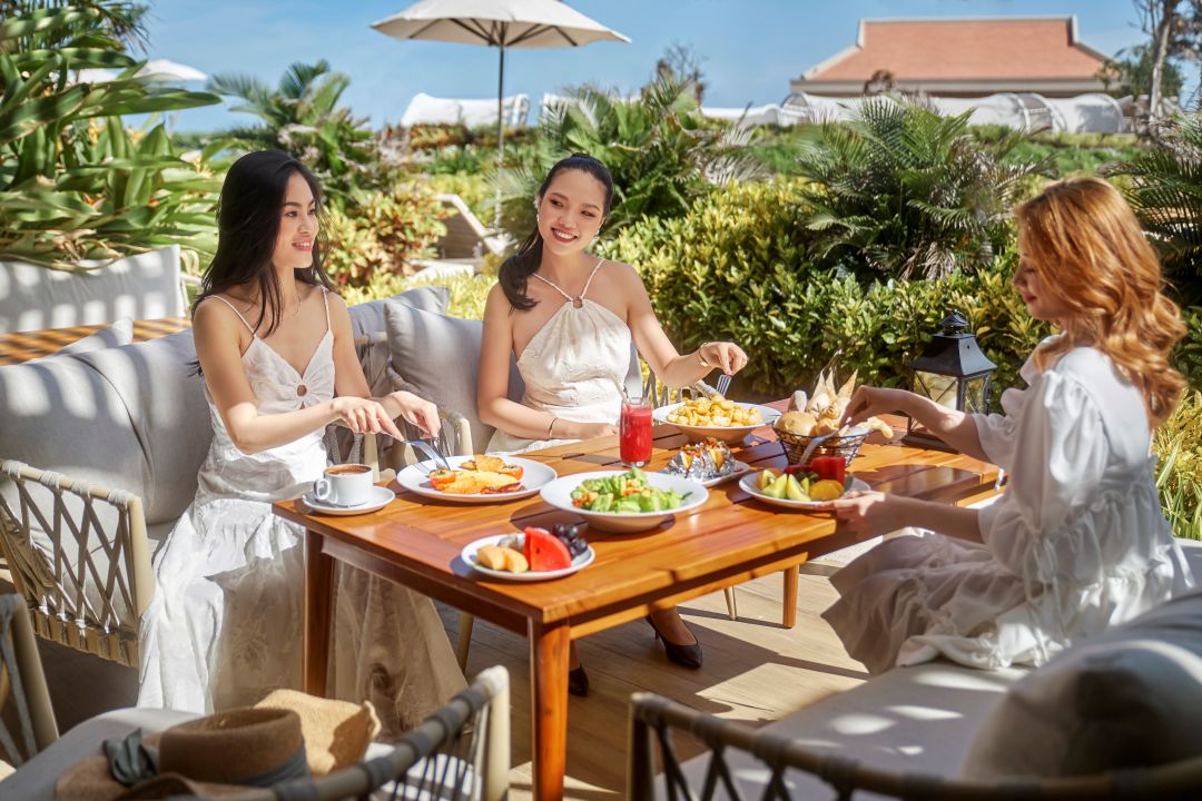 Trải nghiệm ăn uống tại Holiday Inn Hồ Tràm, phục vụ chu đáo và thực đơn đa dạng