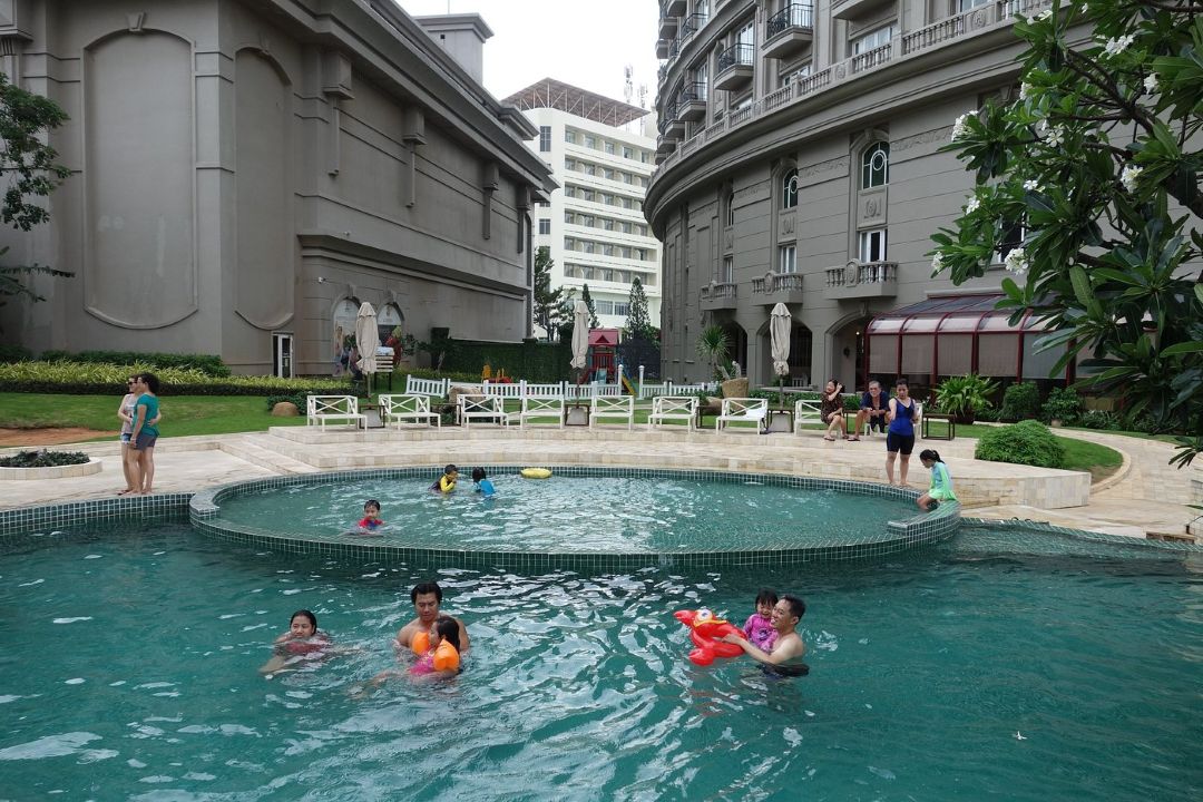 Đắm mình trong hai hồ bơi cổ điển, một chạm biển tại Imperial Hotel Vũng Tàu