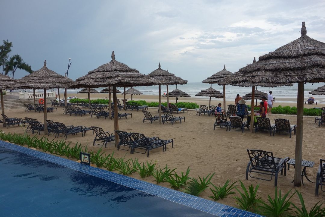 Bãi biển riêng nối cầu vượt thẳng từ Imperial Hotel Vũng Tàu