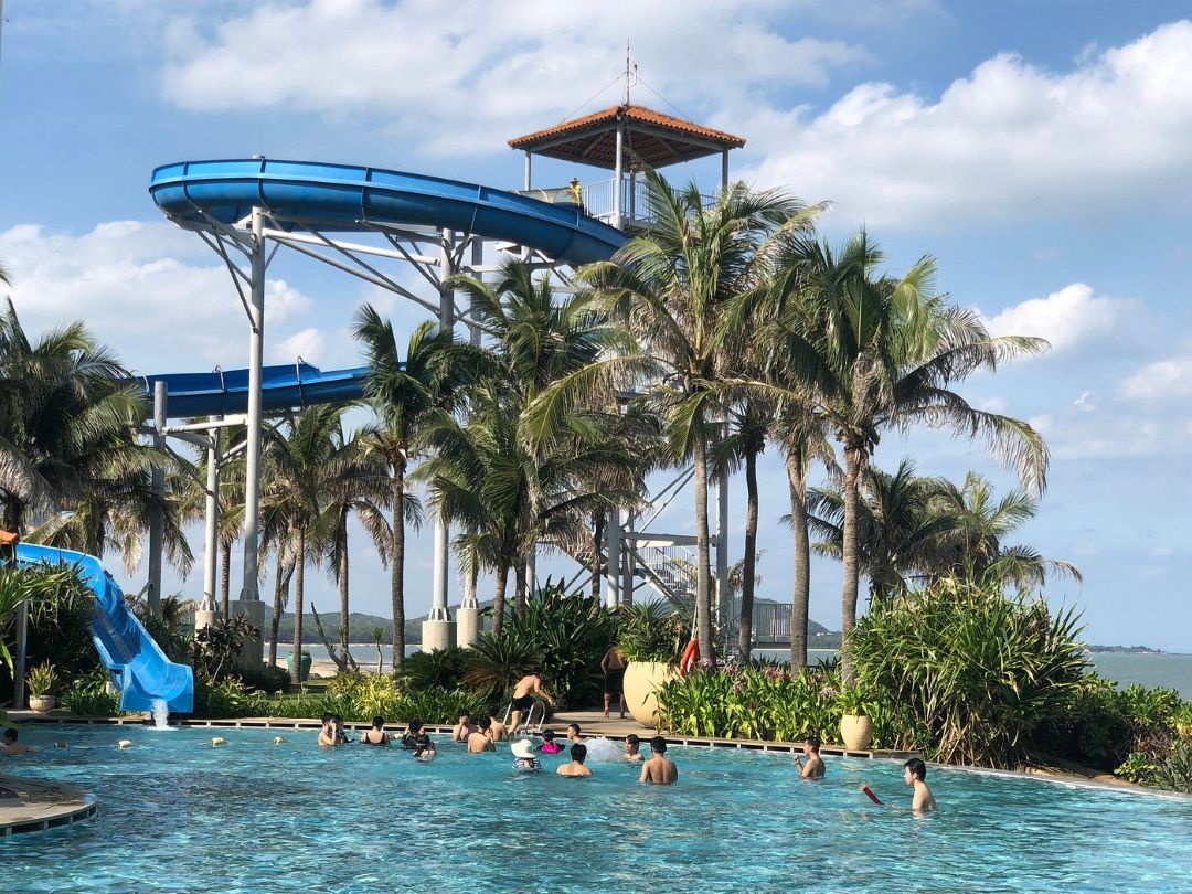 Hồ bơi ngoài trời tại InterContinental Grand Hồ Tràm, lý tưởng để thư giãn