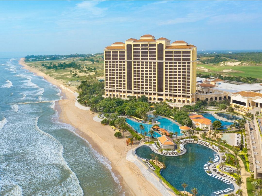 InterContinental Grand Hồ Tràm tọa lạc ngay gần bãi biển, chỉ 2 giờ từ TP.HCM