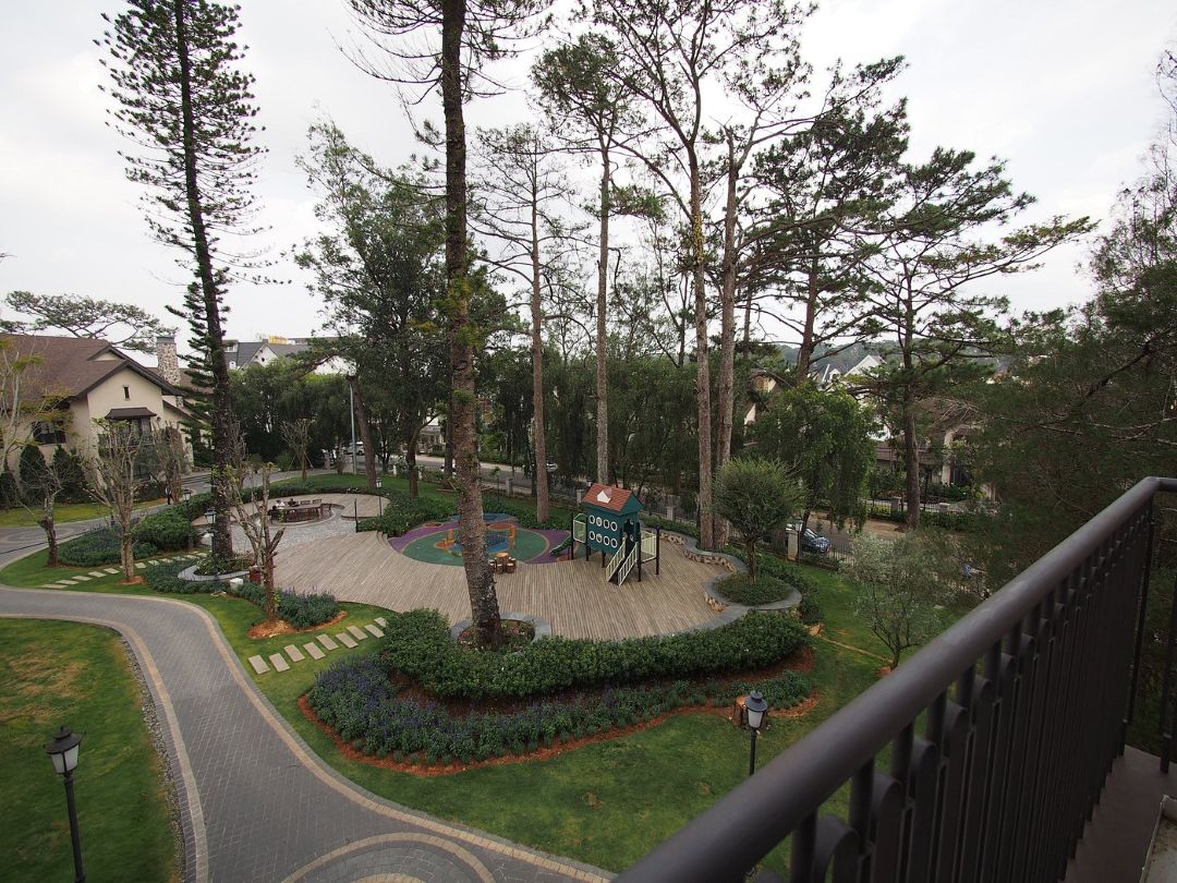 View phòng Mercure Đà Lạt Resort hướng vườn hoa, đồi thông hoặc thành phố