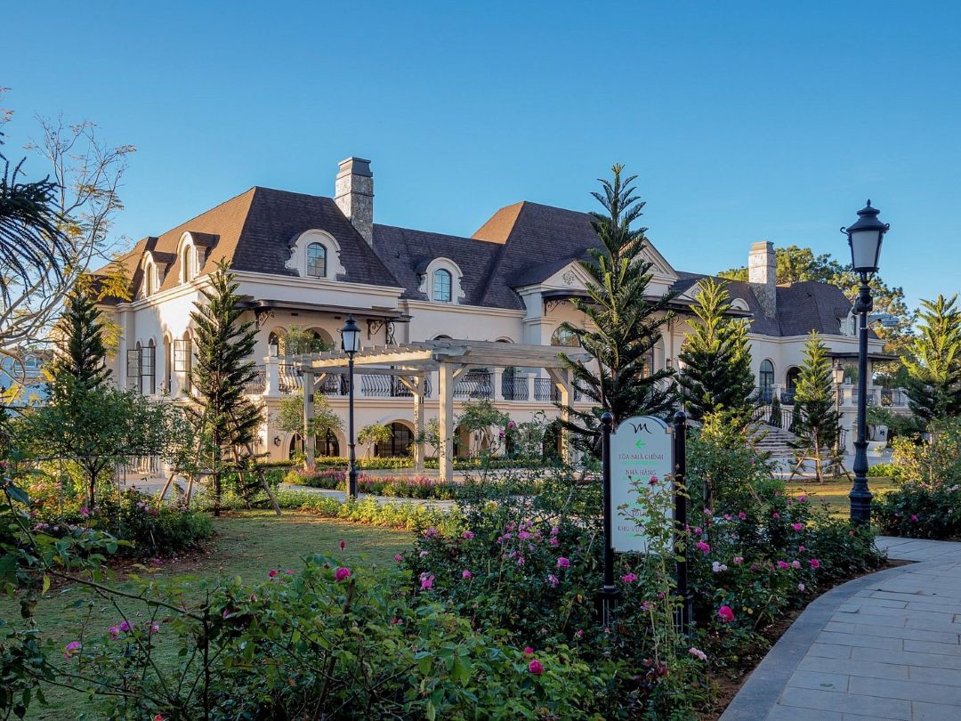 Không gian Mercure Đà Lạt Resort theo phong cách Pháp cổ điển, khuôn viên nhiều cây xanh và góc chụp ảnh.