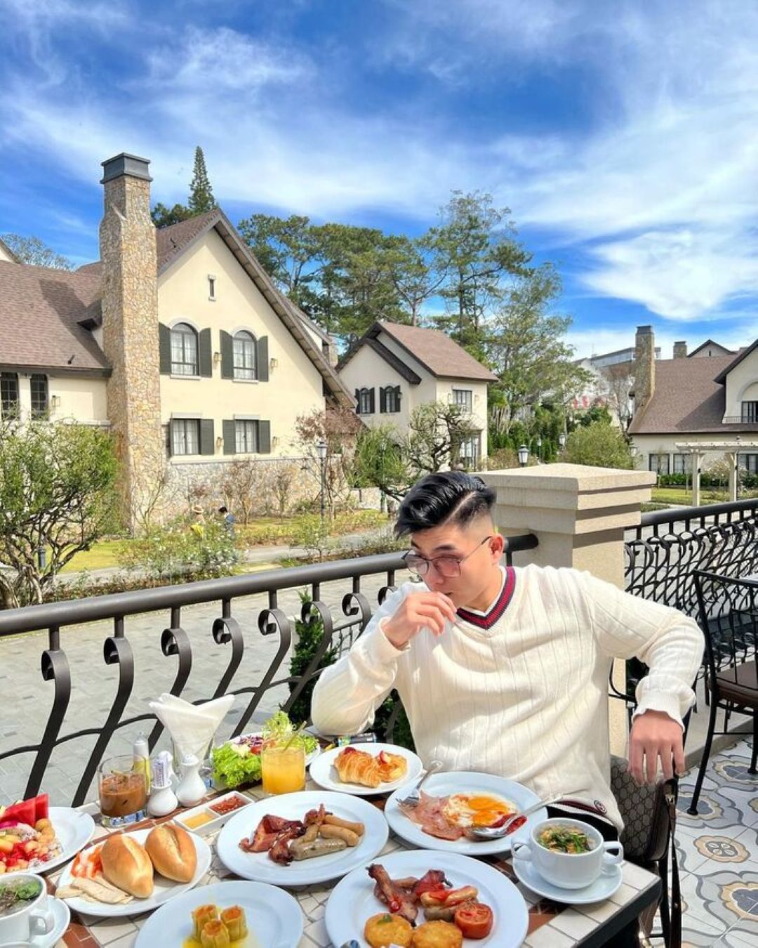 Buffet sáng tại Mercure Đà Lạt Resort có cả món Việt và món Âu, phục vụ trong không gian nhà hàng sang trọng.