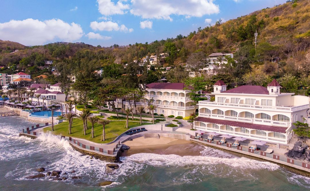 Mercure Vũng Tàu có lối xuống bãi biển riêng, nằm ngay phía trước khu nghỉ