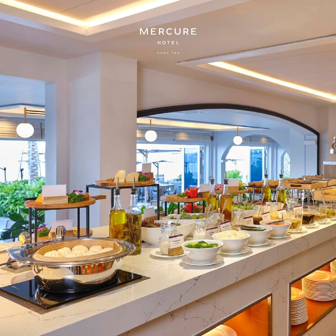 Bữa sáng tại Mercure Vũng Tàu được phục vụ buffet, với thực đơn thay đổi theo ngày