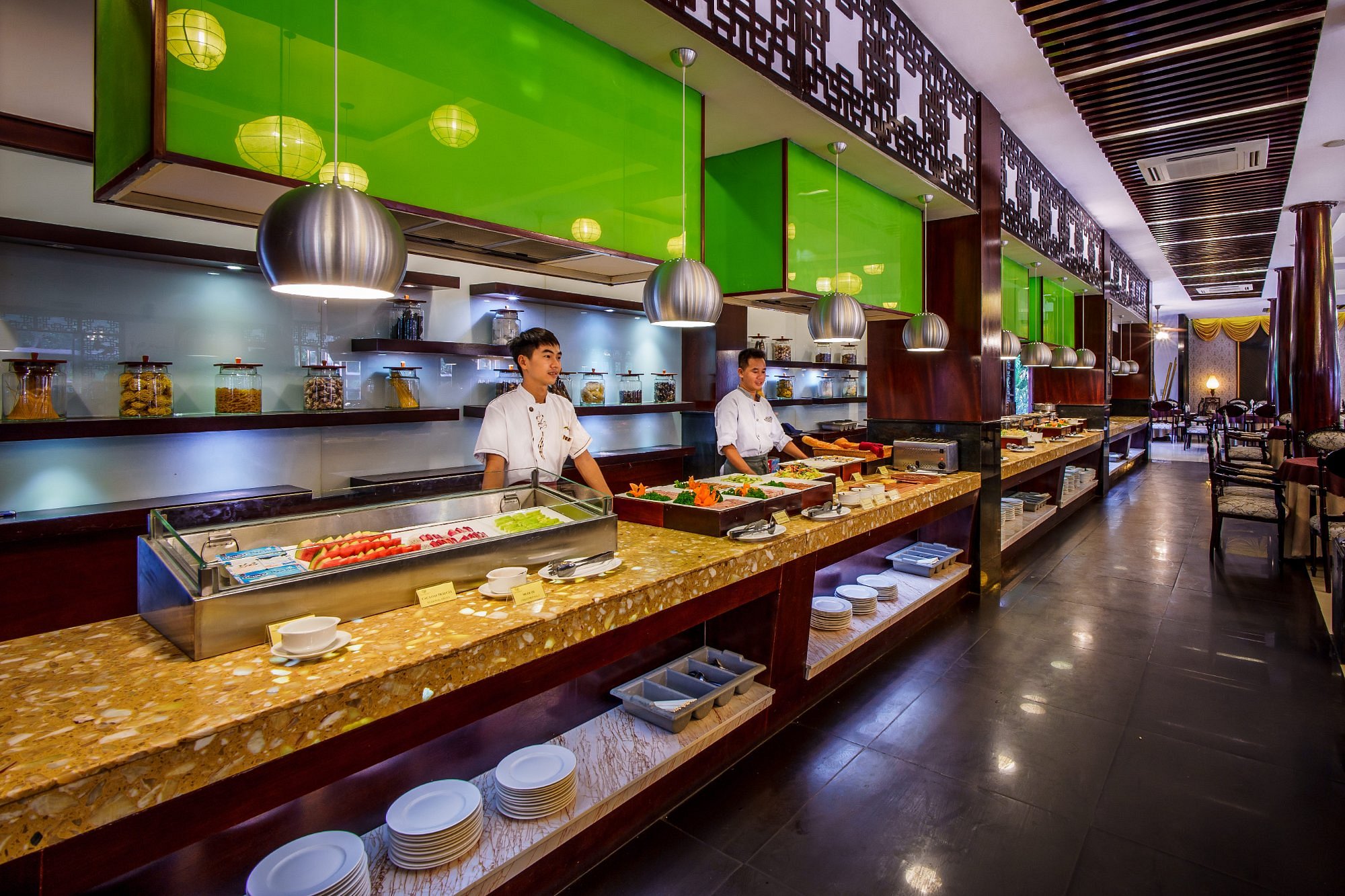 Khu ẩm thực tại Minera Bình Châu phục vụ các món Việt và quốc tế, theo hình thức buffet và gọi món