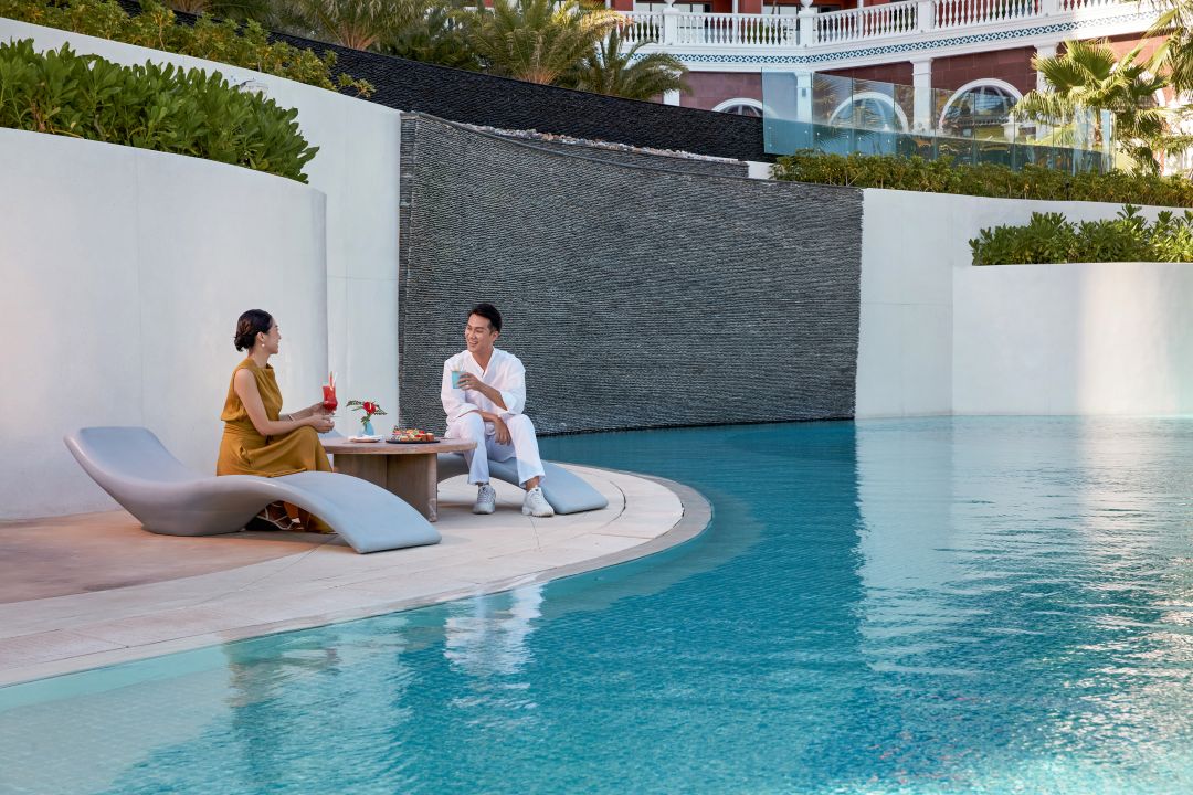 Hồ bơi tại Mövenpick Phan Thiết thoáng đãng, với góc nhìn hướng biển đẹp