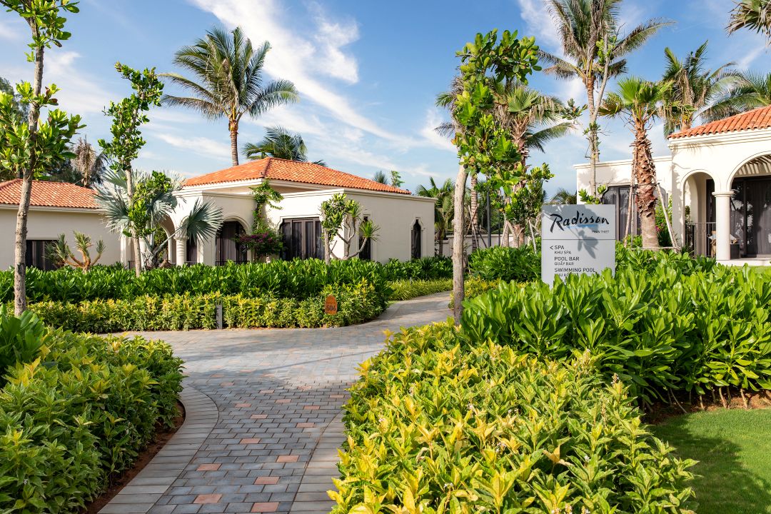 Khuôn viên mát mẻ, nhiều cây xanh tại Radisson Phan Thiết Resort