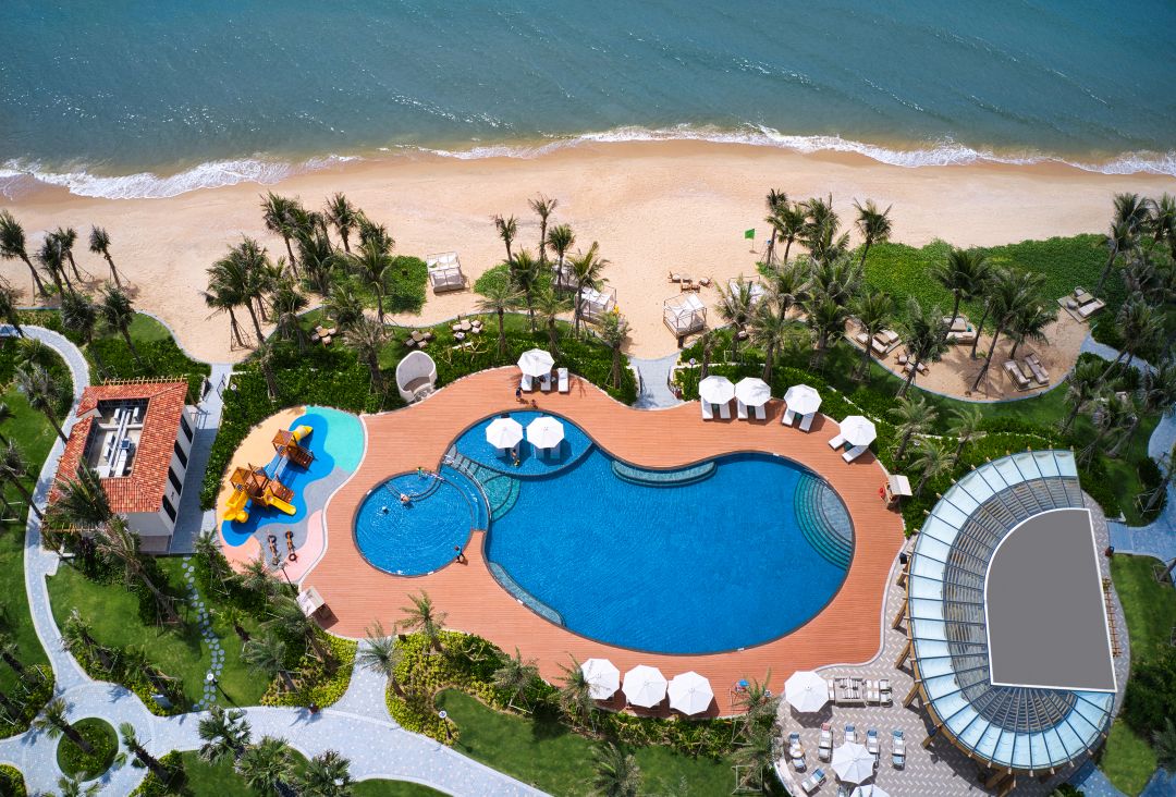 Hồ bơi và bãi biển tại Radisson Phan Thiết Resort