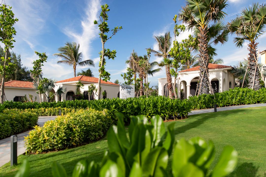 Khuôn viên Radisson Resort Phan Thiết được phủ nhiều cây xanh tạo khung cảnh mát mẻ